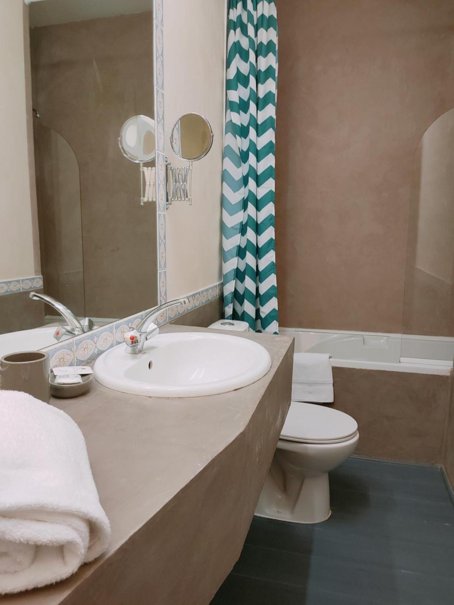 Le Royal Hotel Saint-Pol-sur-Ternoise エクステリア 写真